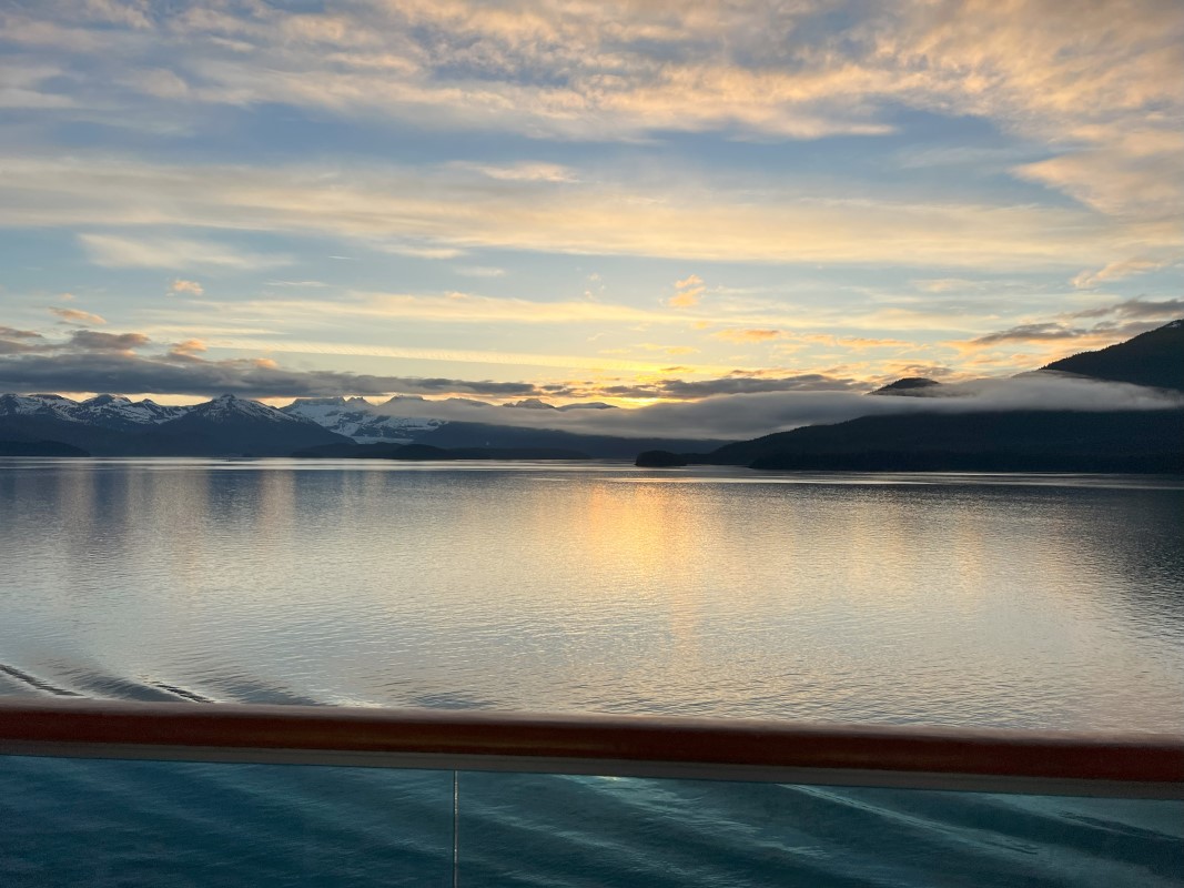 Vue depuis un bateau de croisière balcon de l'Alaska.