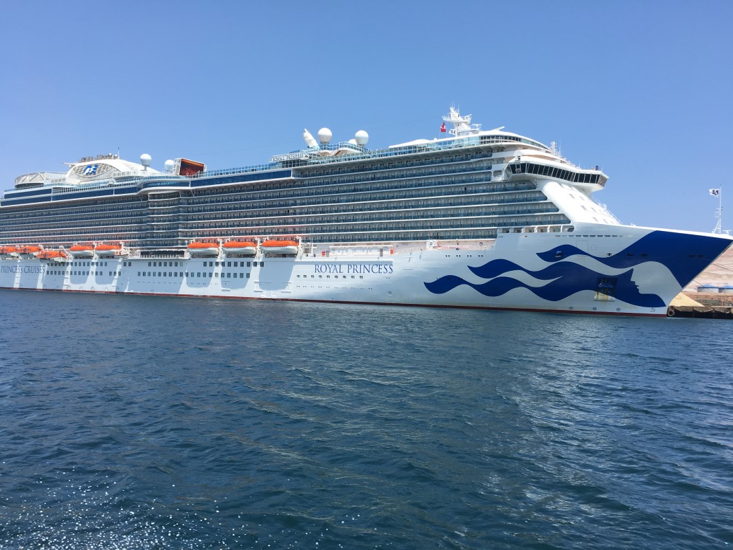 Une vue sur le bateau de croisière Royal Princess au sommet d'un magnifique front de mer.