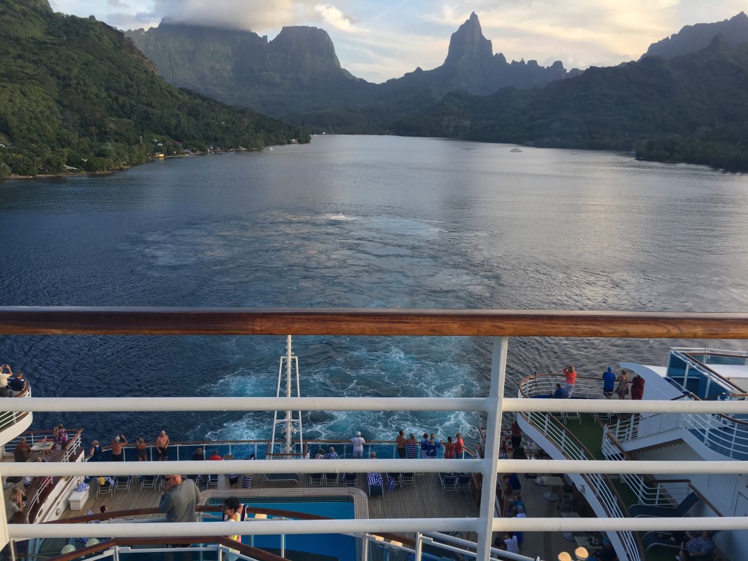 Une vue de la côte à Bora Bora du point de vue d'un bateau de croisière.