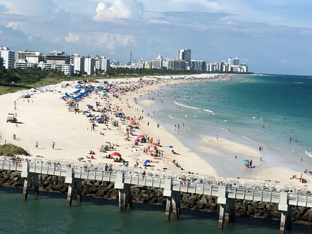Une photo des plages de Miami depuis un bateau de croisière.
