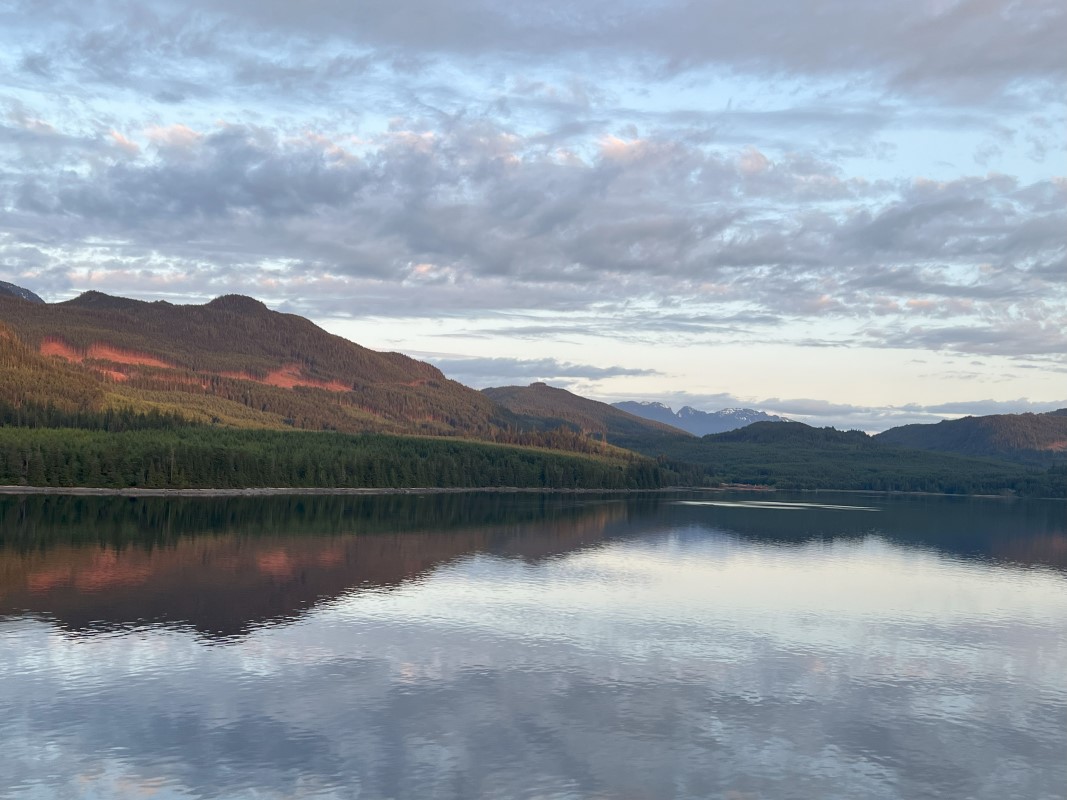 Vue sur les incroyables chaînes de montagnes de l'Alaska.